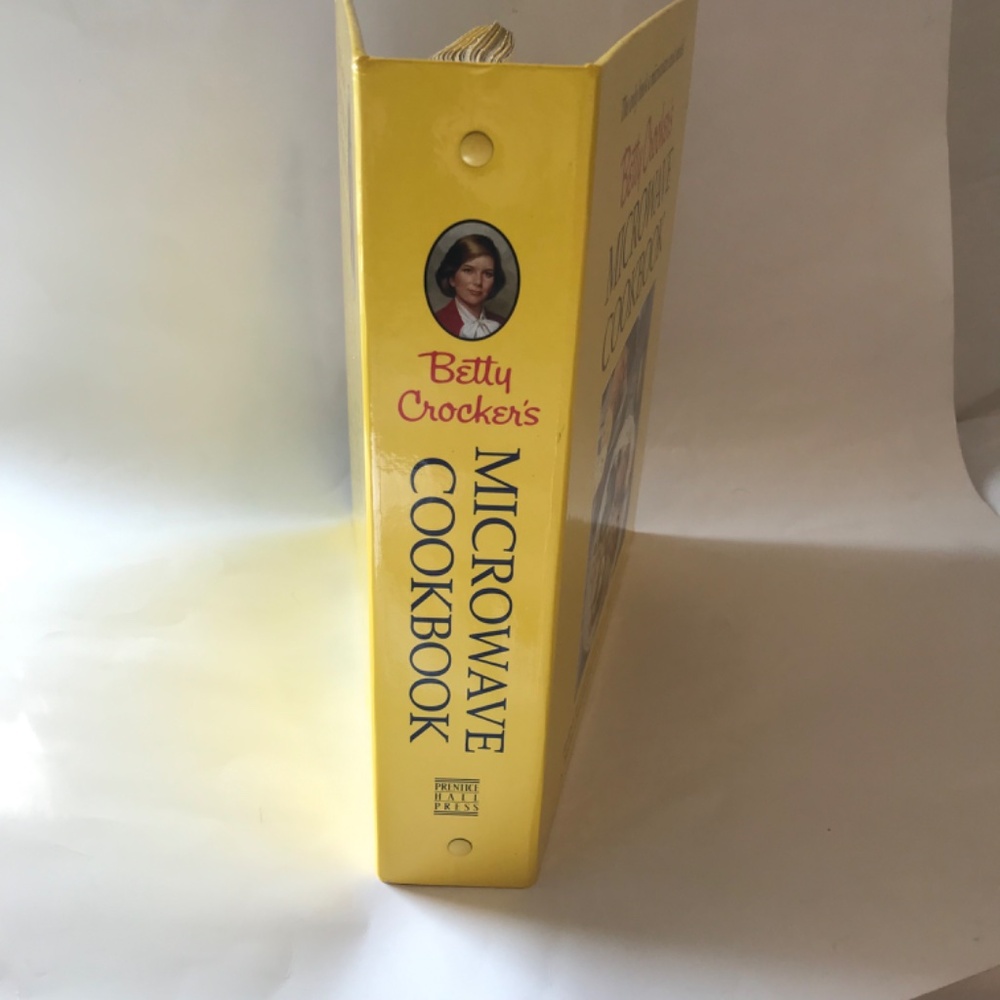 Betty Crocker's Special Edition Microwave Cookbook Celebrating 40 years - Picture 3 of 4